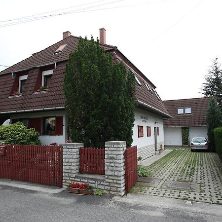 Fuevesi Vendeghaz Hotel Balatonfured Exterior photo